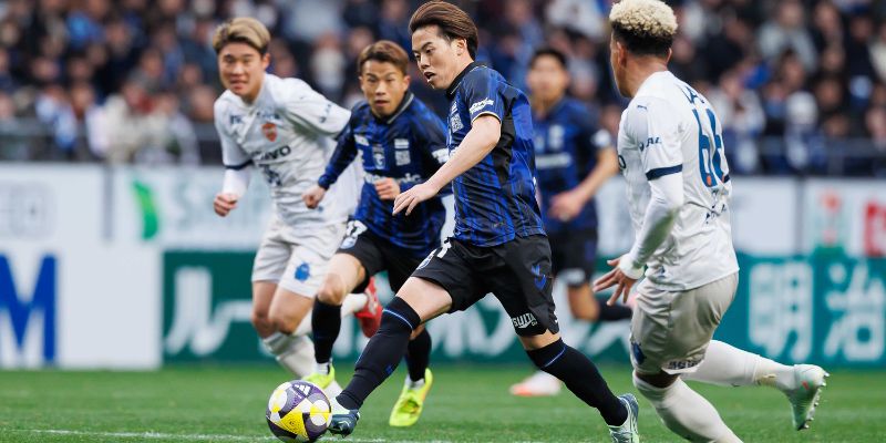 J League bao gồm 20 đội tranh đấu bằng thể thức vòng tròn