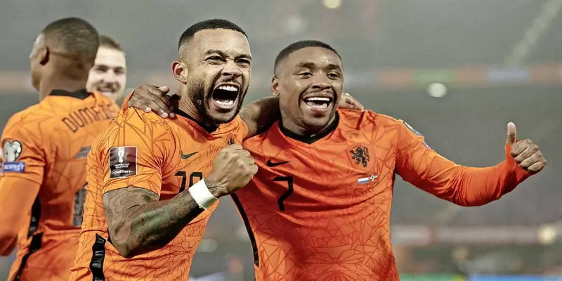 Đội hình ra sân của hai đội bóng Hà Lan vs Serbia